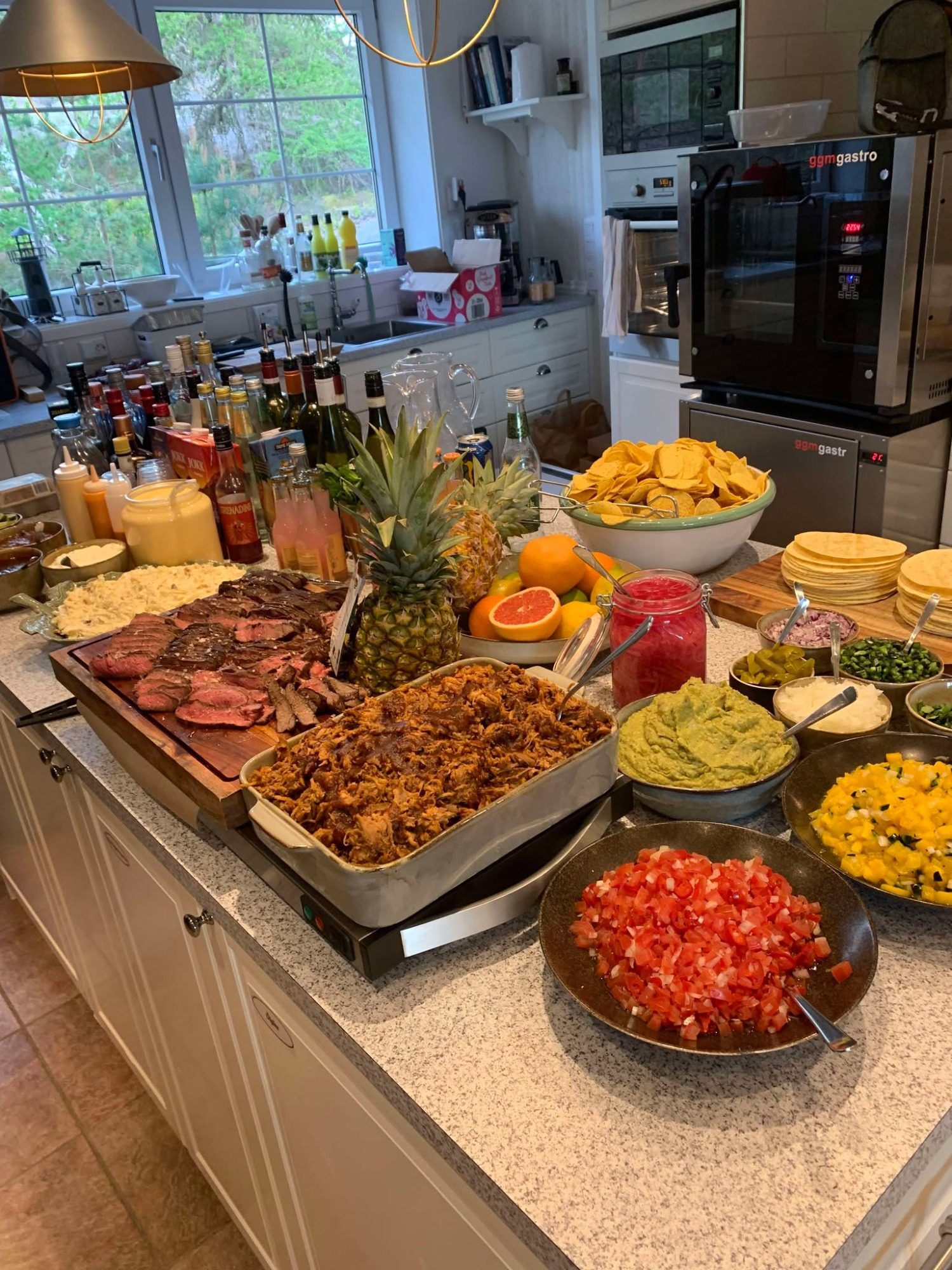 BBQ-buffé med pulled pork, grillat kött och tillbehör