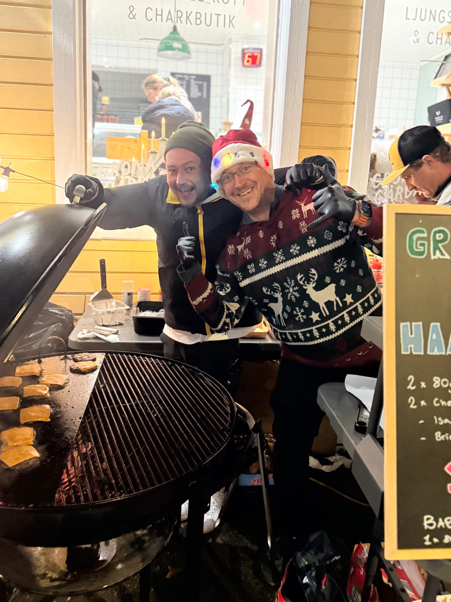 Gänget bakom Grisen & Kråkan vid grillen